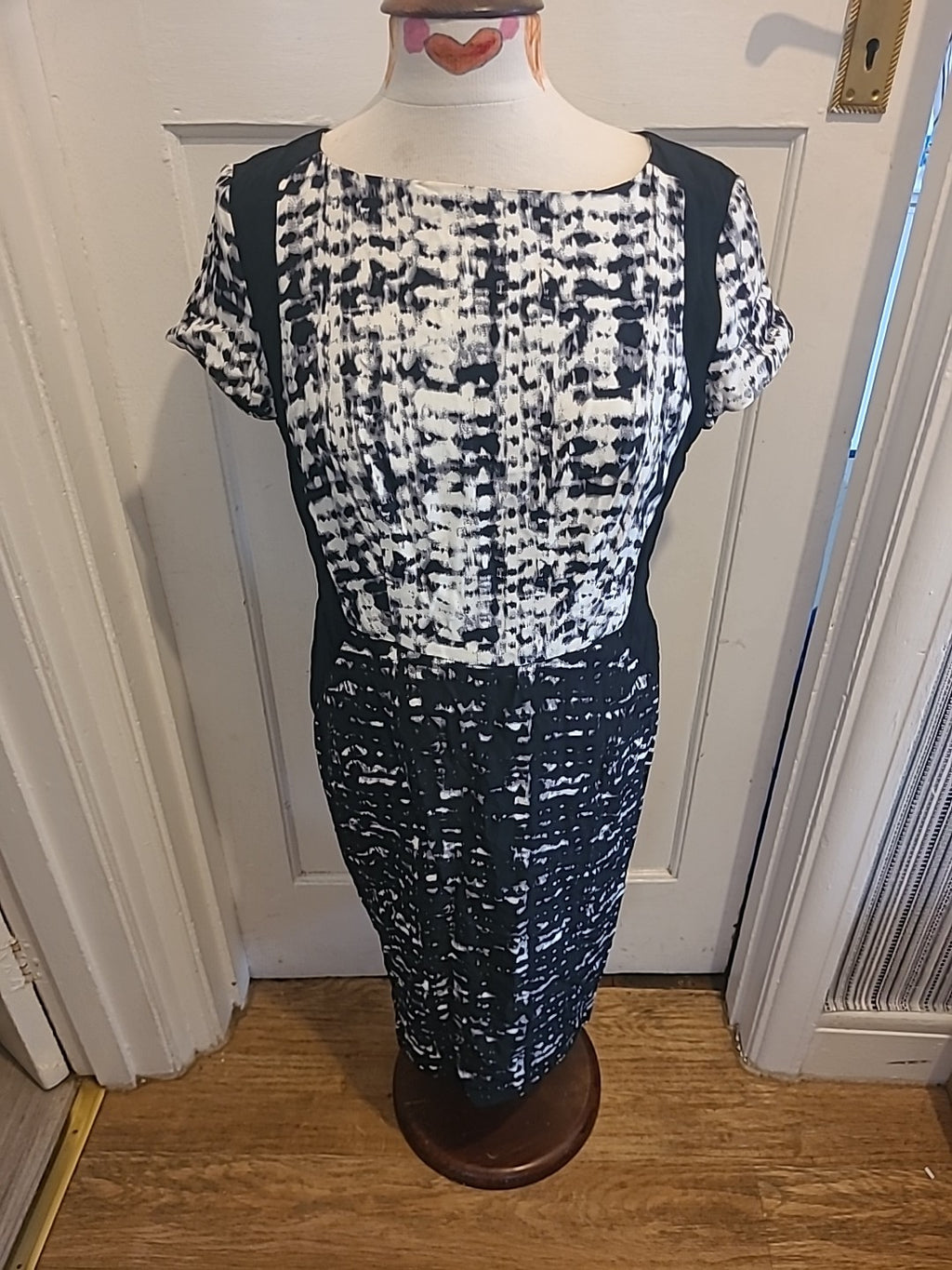 Ladies Autograph Size 12 Black/White Cap Sleeved Dress