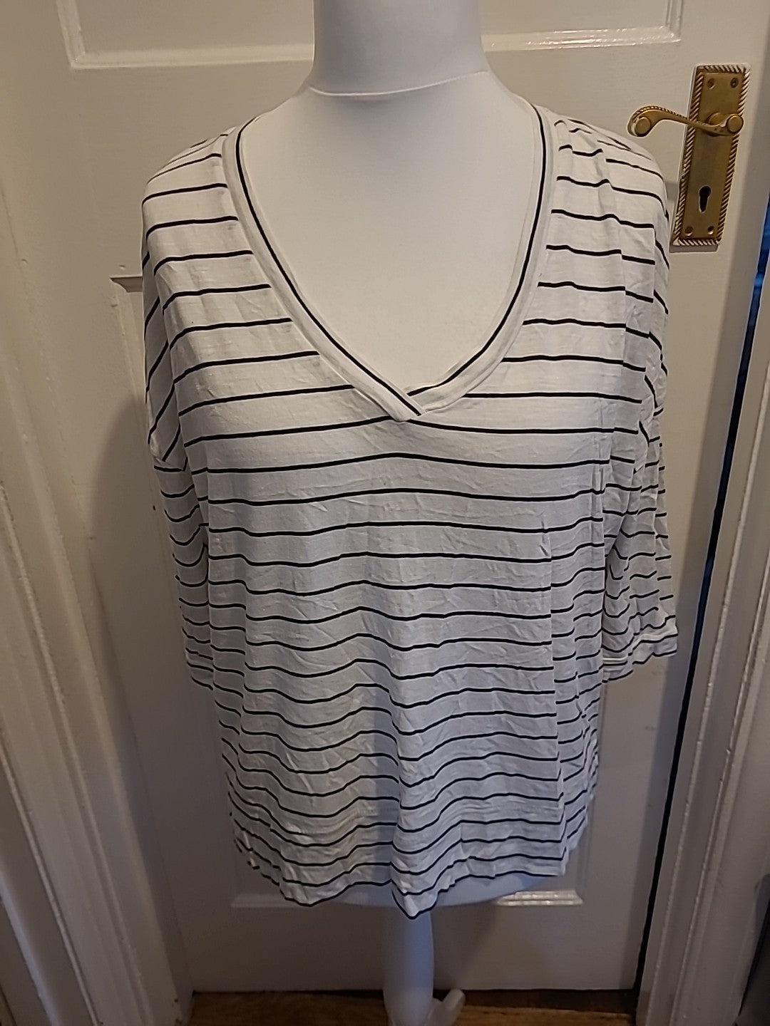 Ladies Nutmeg Size 16 Black And White Short Sleeved Striped Tshirt