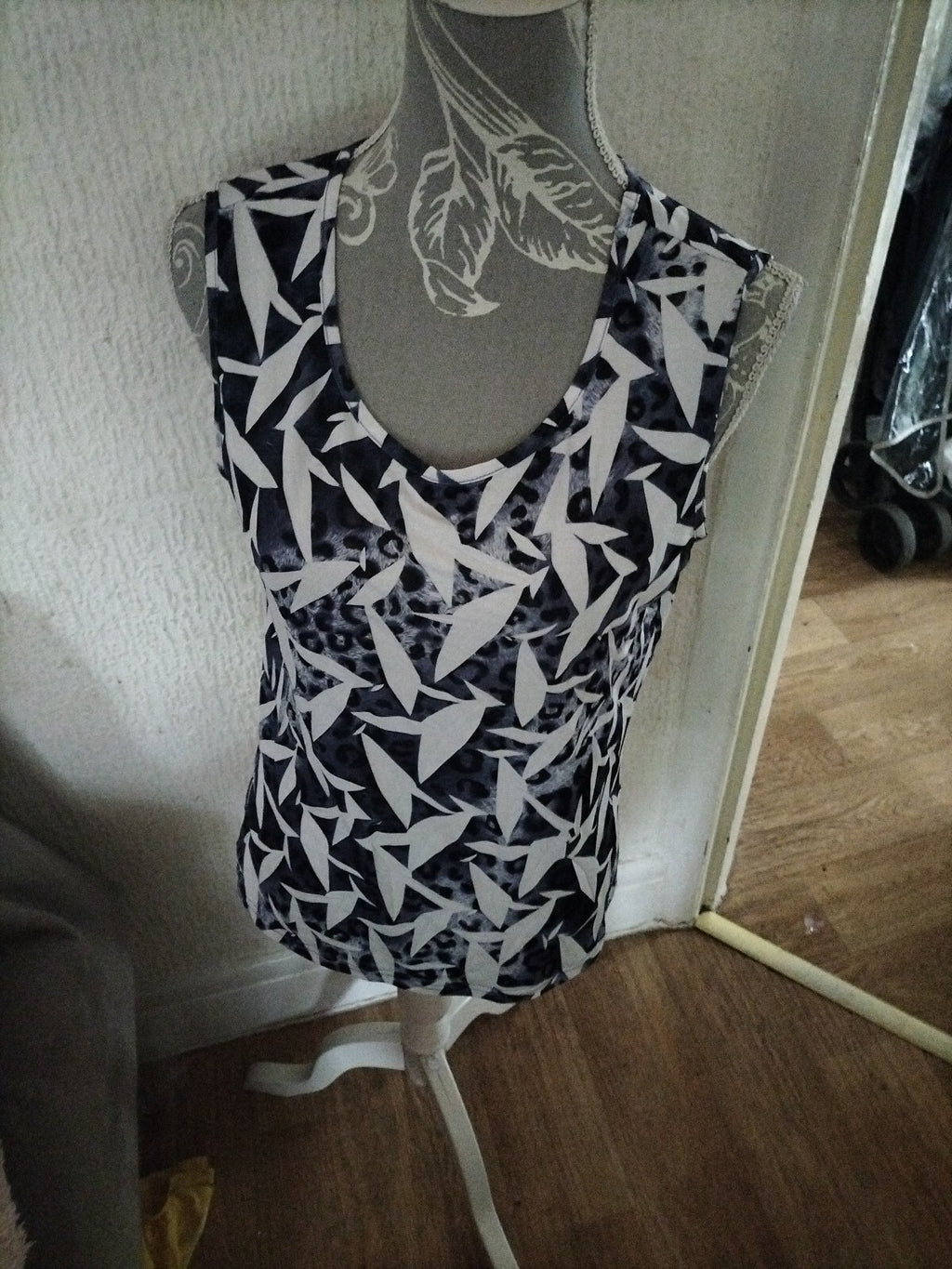 Ladies Tina Taylor Size Small Blue/White Sleeveless Blouse