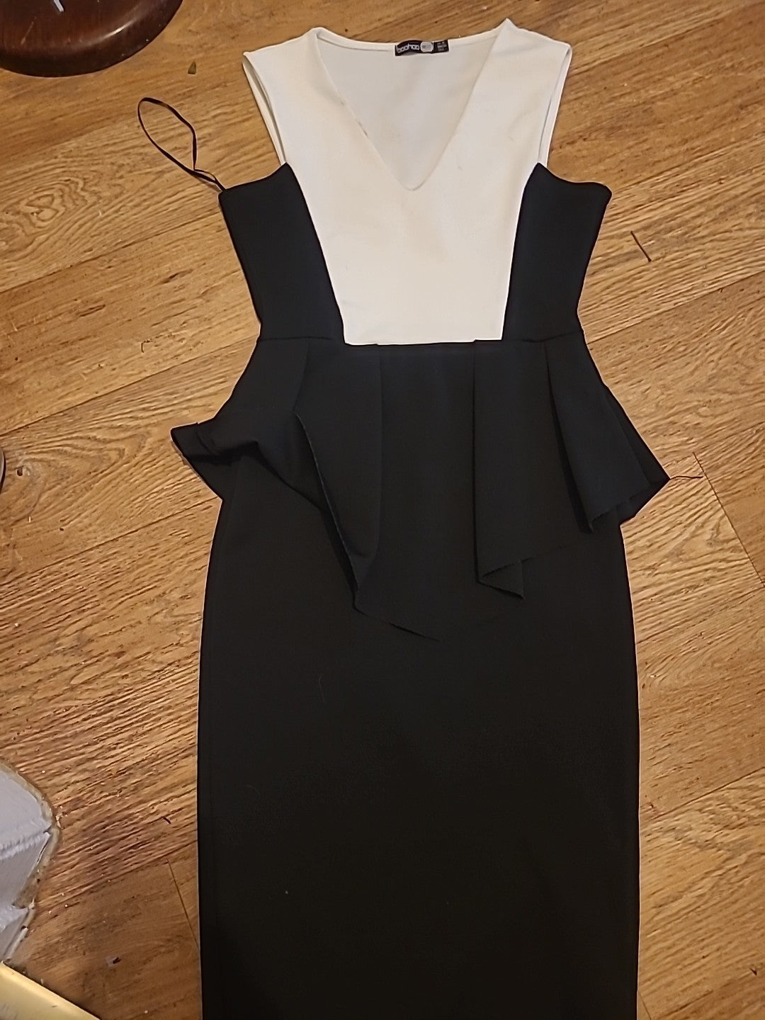 Ladies Boohoo Size 10 Black And White Sleeveless Dress(Has Marks On)