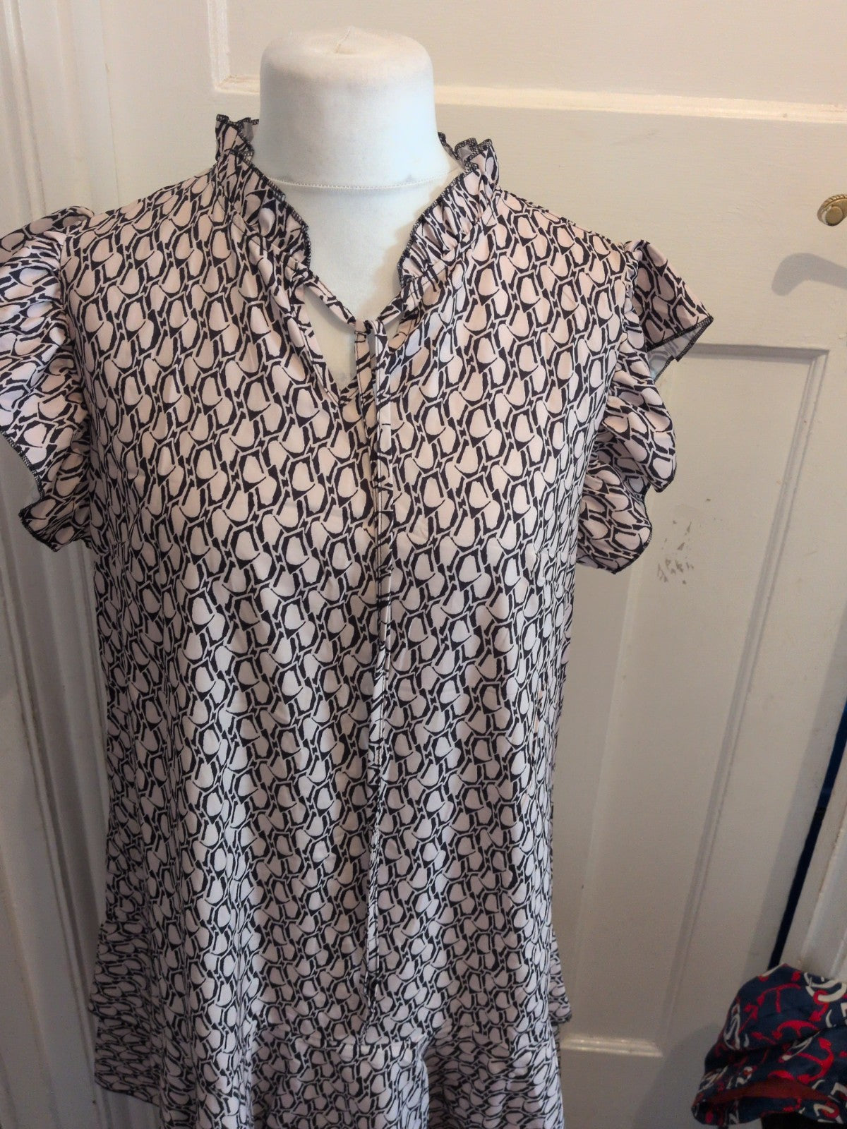 Ladies Size XL Beige And Black Short Sleeve Knee-Midi Dress