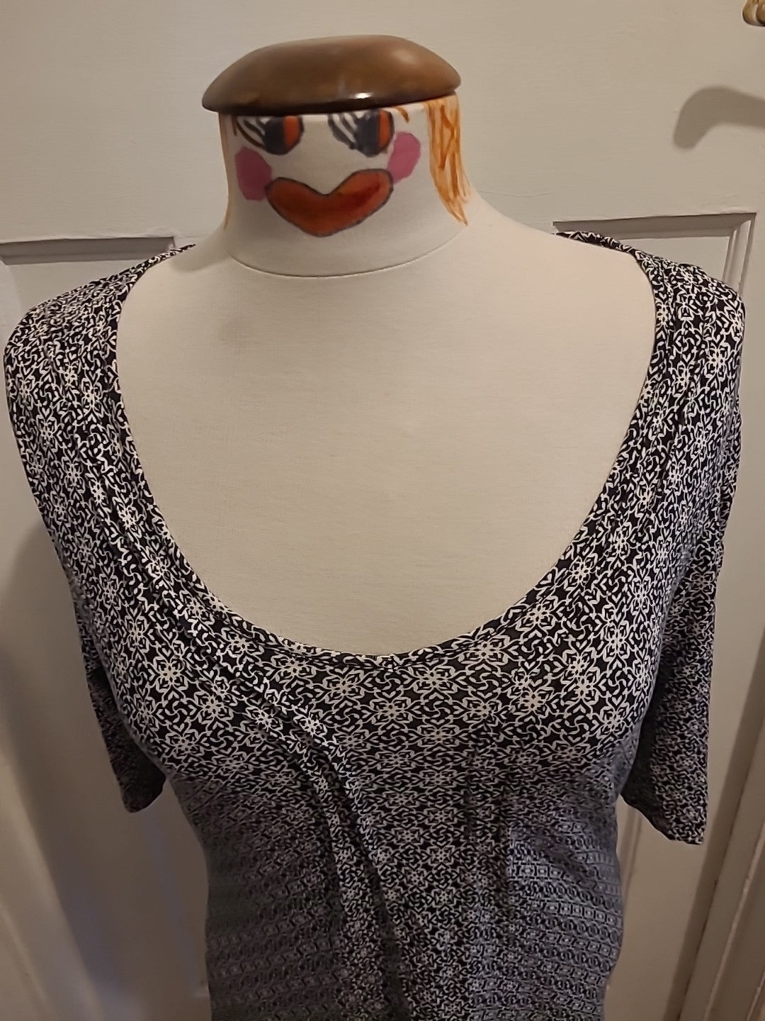 Ladies Marks And Spencer Size 10 Black White Aztec Short Sleeved Tshirt