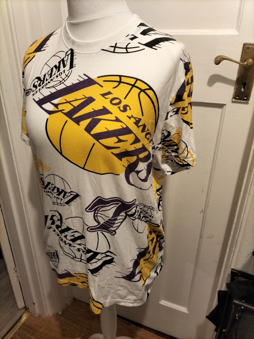 Mens LA Lakers Size Medium Print Tshirt