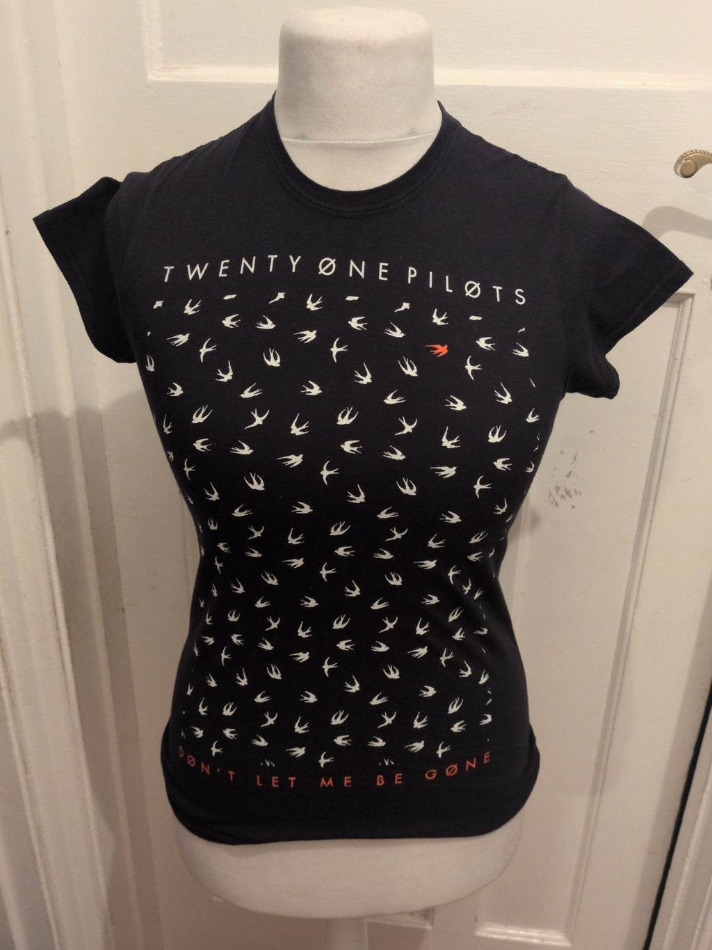 Ladies Gildan Size Medium Bird Dark Navy Short Sleeve T-shirt