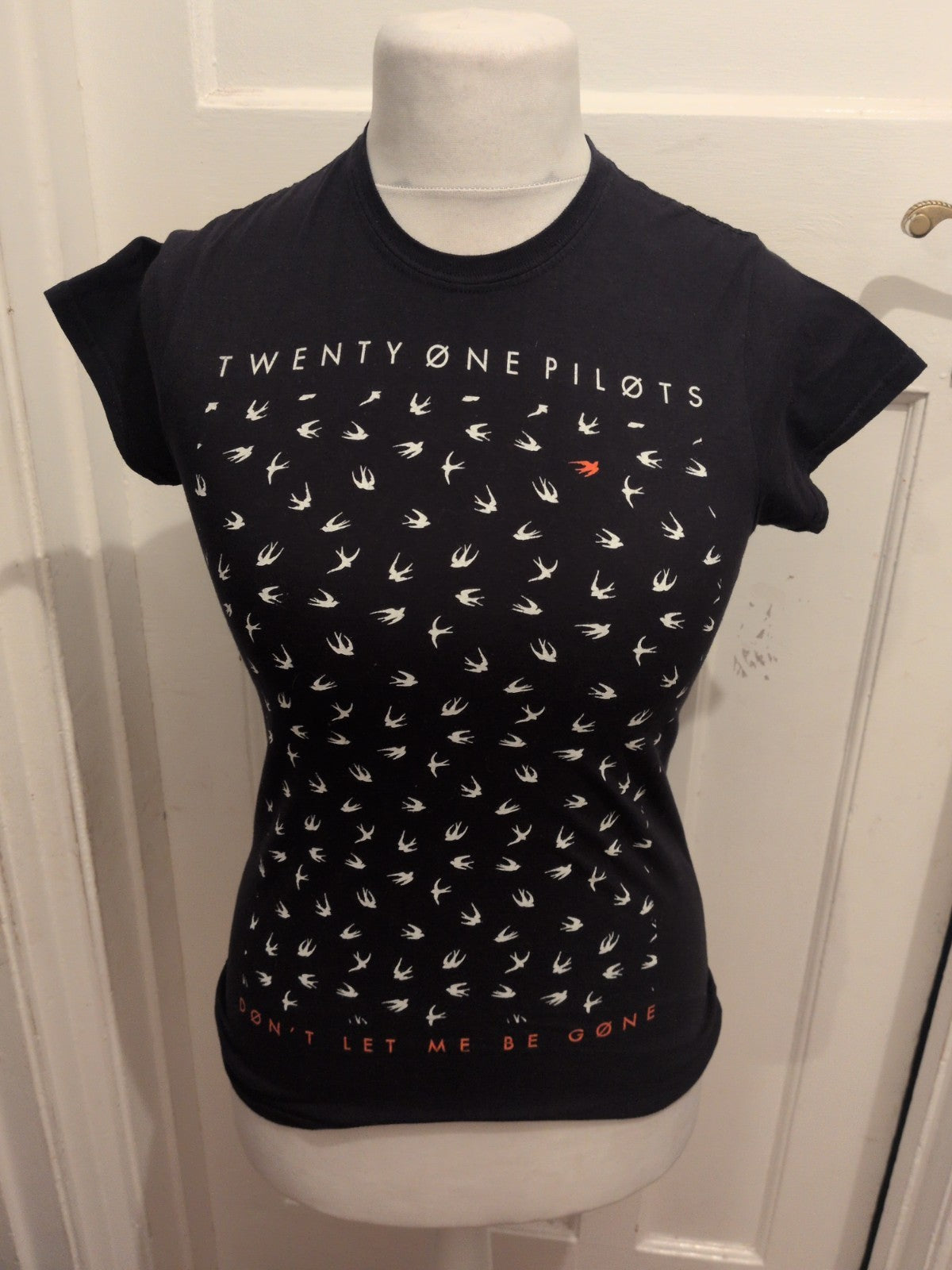 Ladies Gildan Size Medium Bird Dark Navy Short Sleeve T-shirt