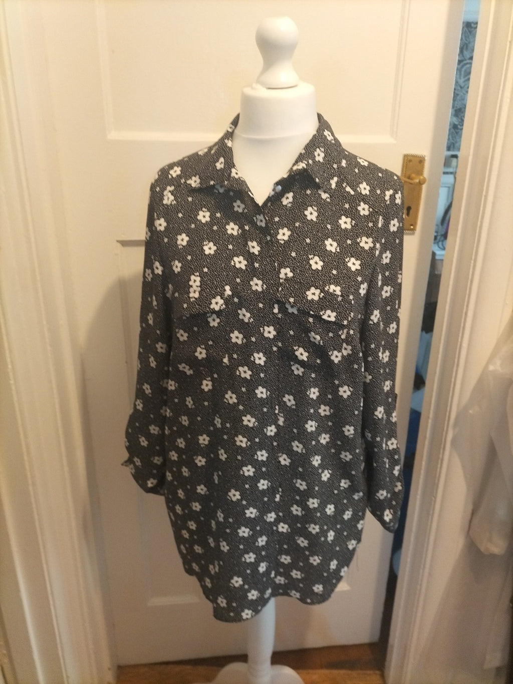 Ladies Primark Size 18 Black And White Floral Long Sleeved Buttoned Blouse