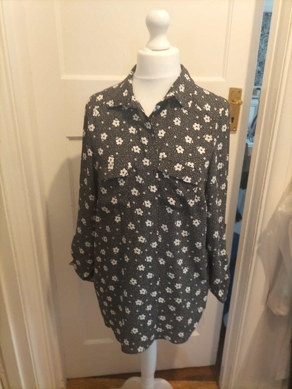 Ladies Primark Size 18 Black And White Floral Long Sleeved Buttoned Blouse
