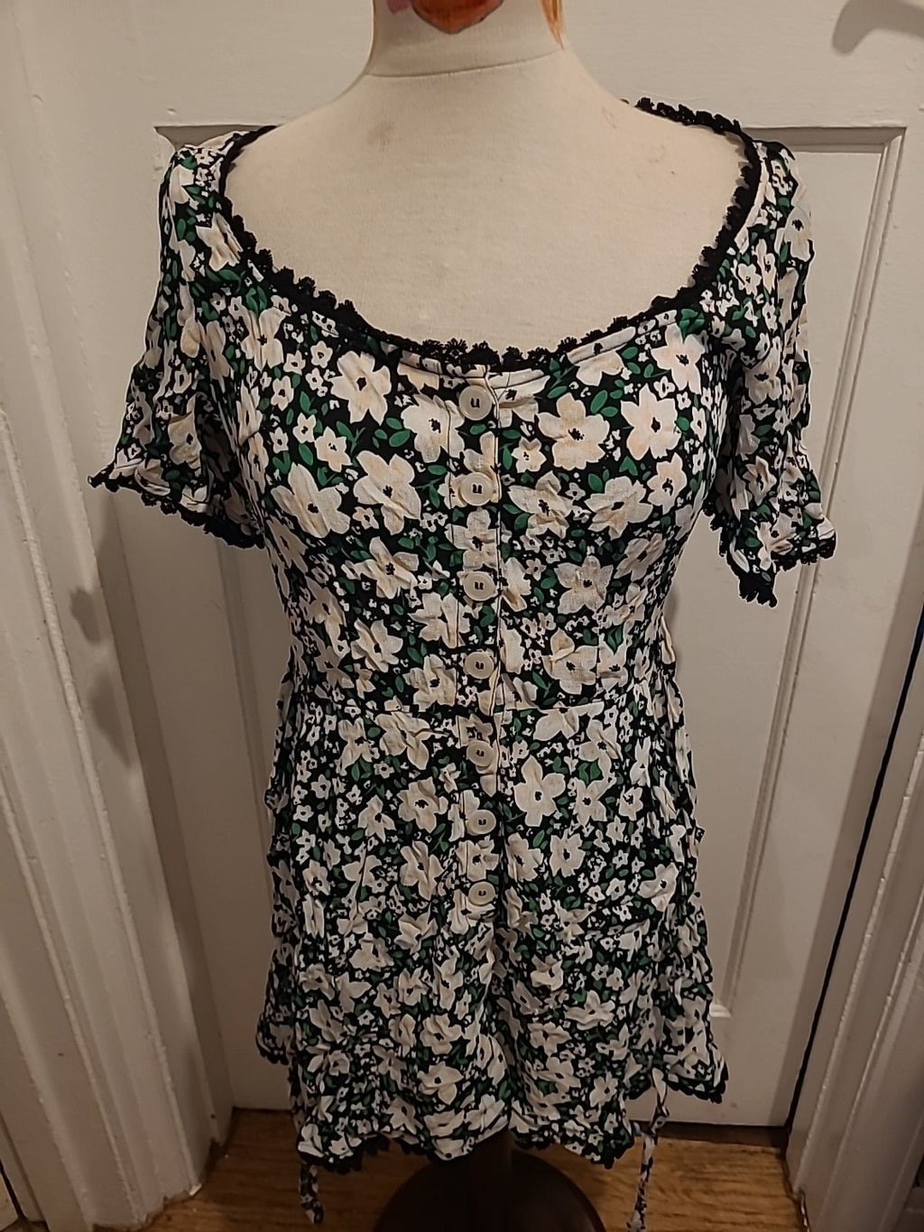 Ladies Miss Selfridge Petites Size 10 Green/White Floral Dress Short Sleeved