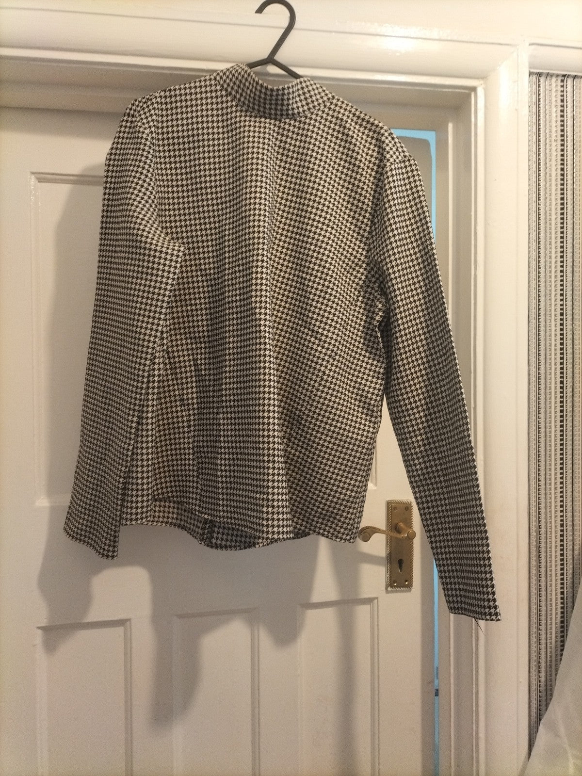 Ladies Size Large Black/White Long Sleeved Blouse