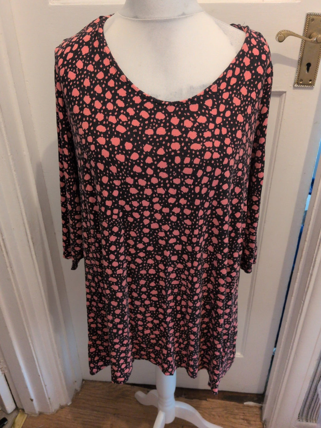 Capsule 20 Pink And Black Long Sleeve Knee Length Dress