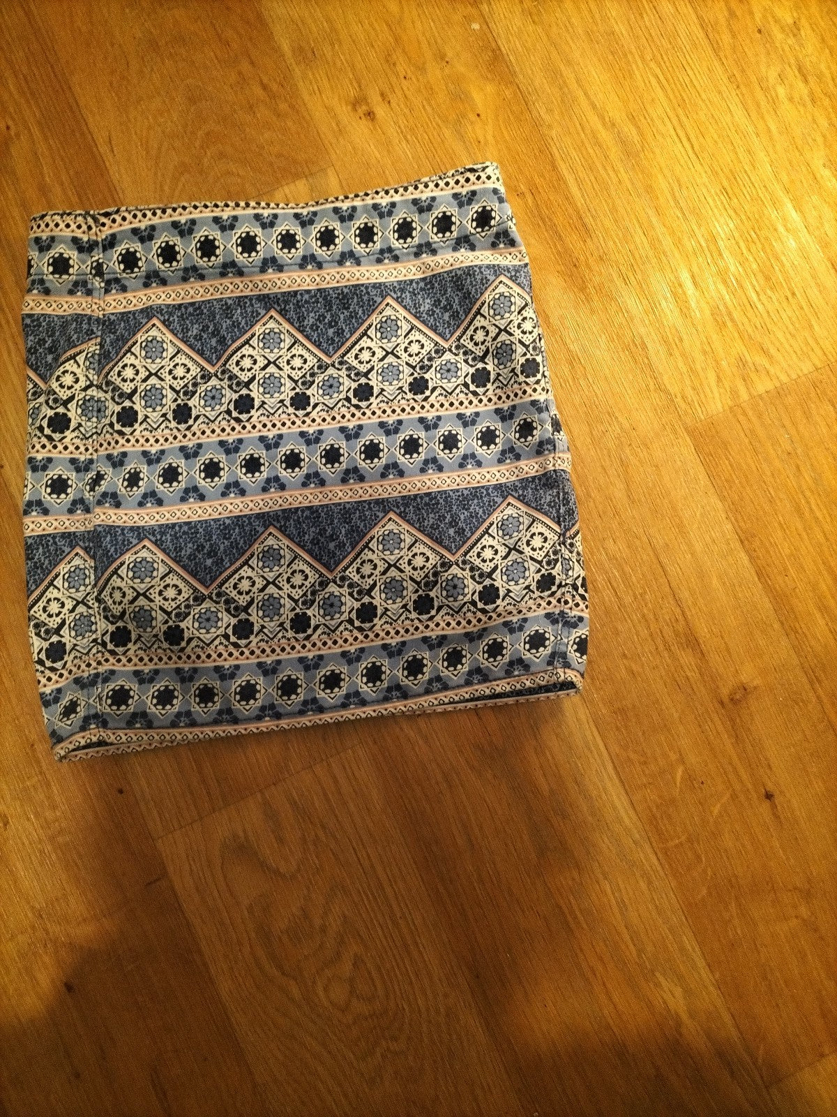 Ladies Divided H&M Size 8 Blue Aztec Mini Skirt