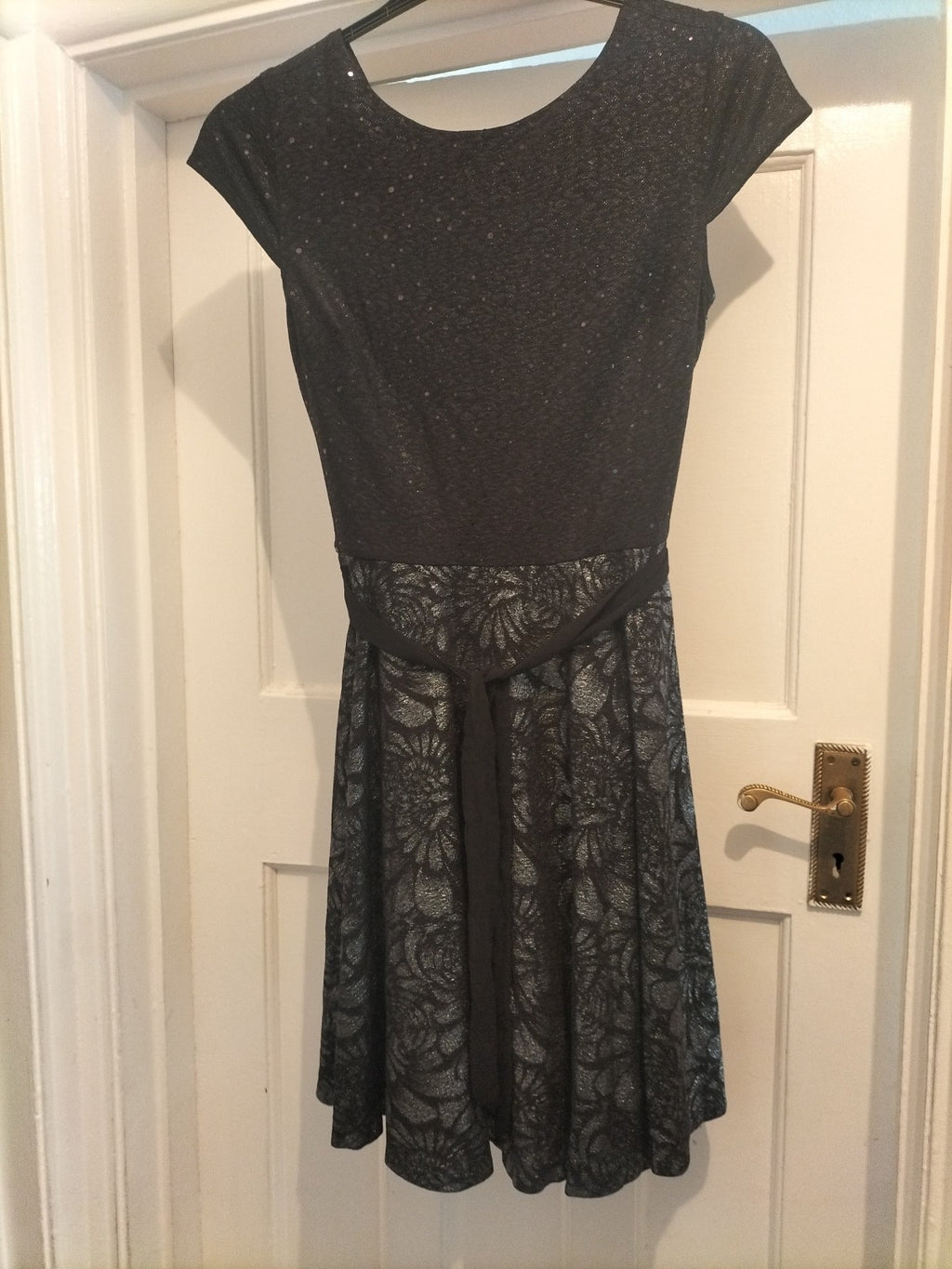Ladies Solo Size 8 Black Grey And Silver Short Sleeve Dress