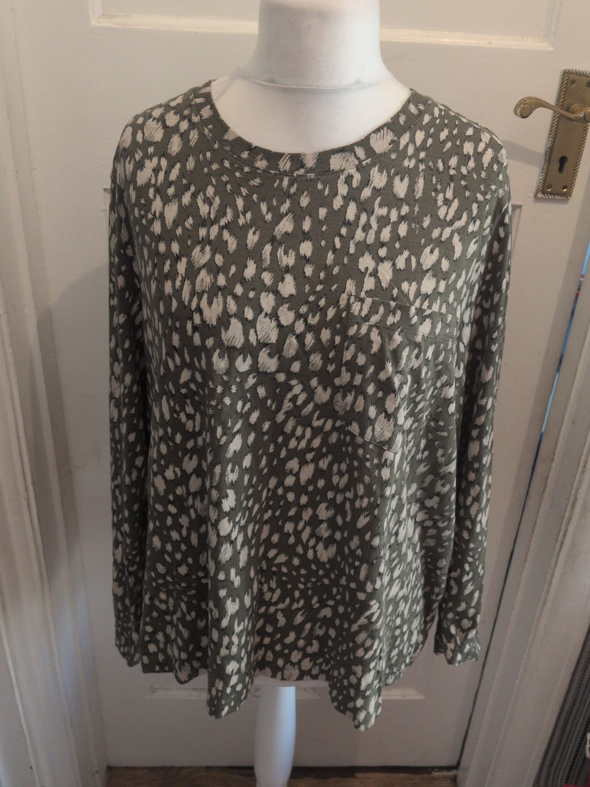 Ladies Marks And Spencer Size 22 Green And White Long Sleeve Blouse