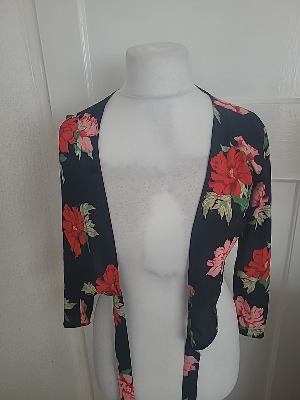 Ladies Topshop Size 8 Petite Black Floral Short Sleeved Blouse