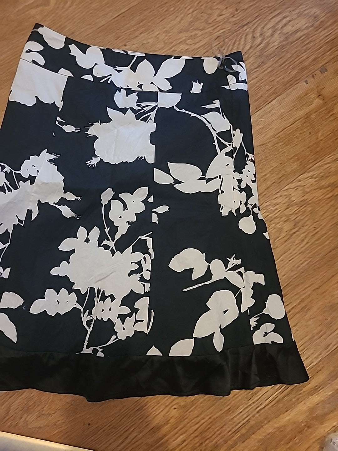 Ladies Fever London Size 8 Black White Floral Lined Skirt