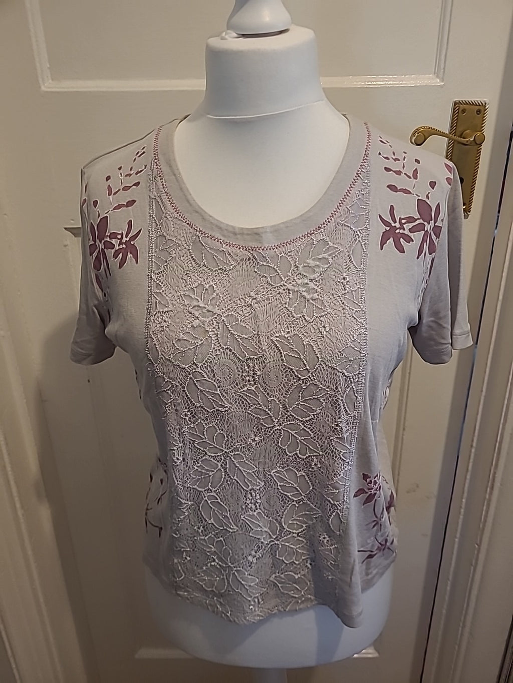 Ladies Size Medium Neutral Short Sleeved Patterned Tshirt