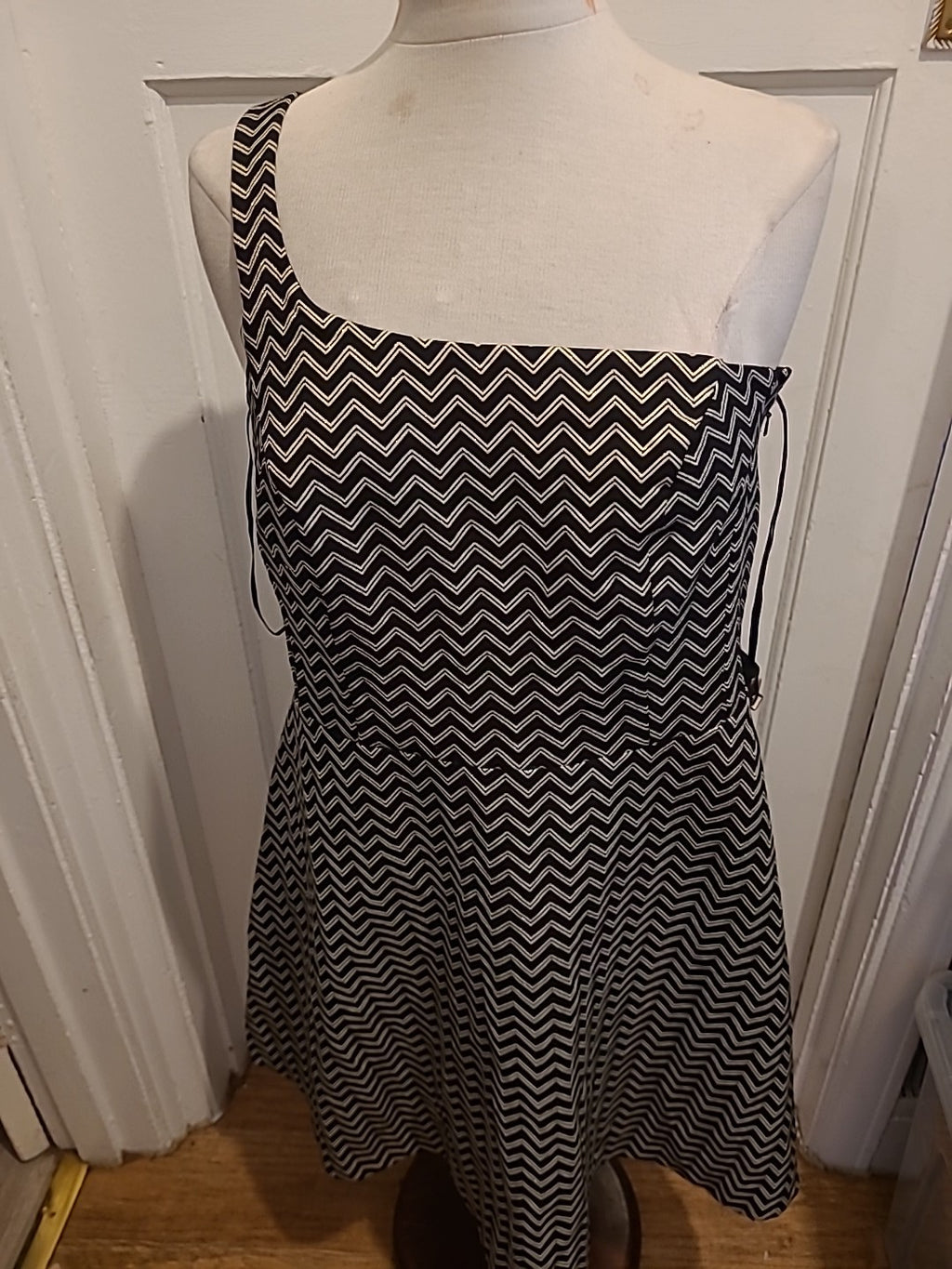 Ladies Pepperberry Size 12 Curvy Silver Black Sparkly Dress