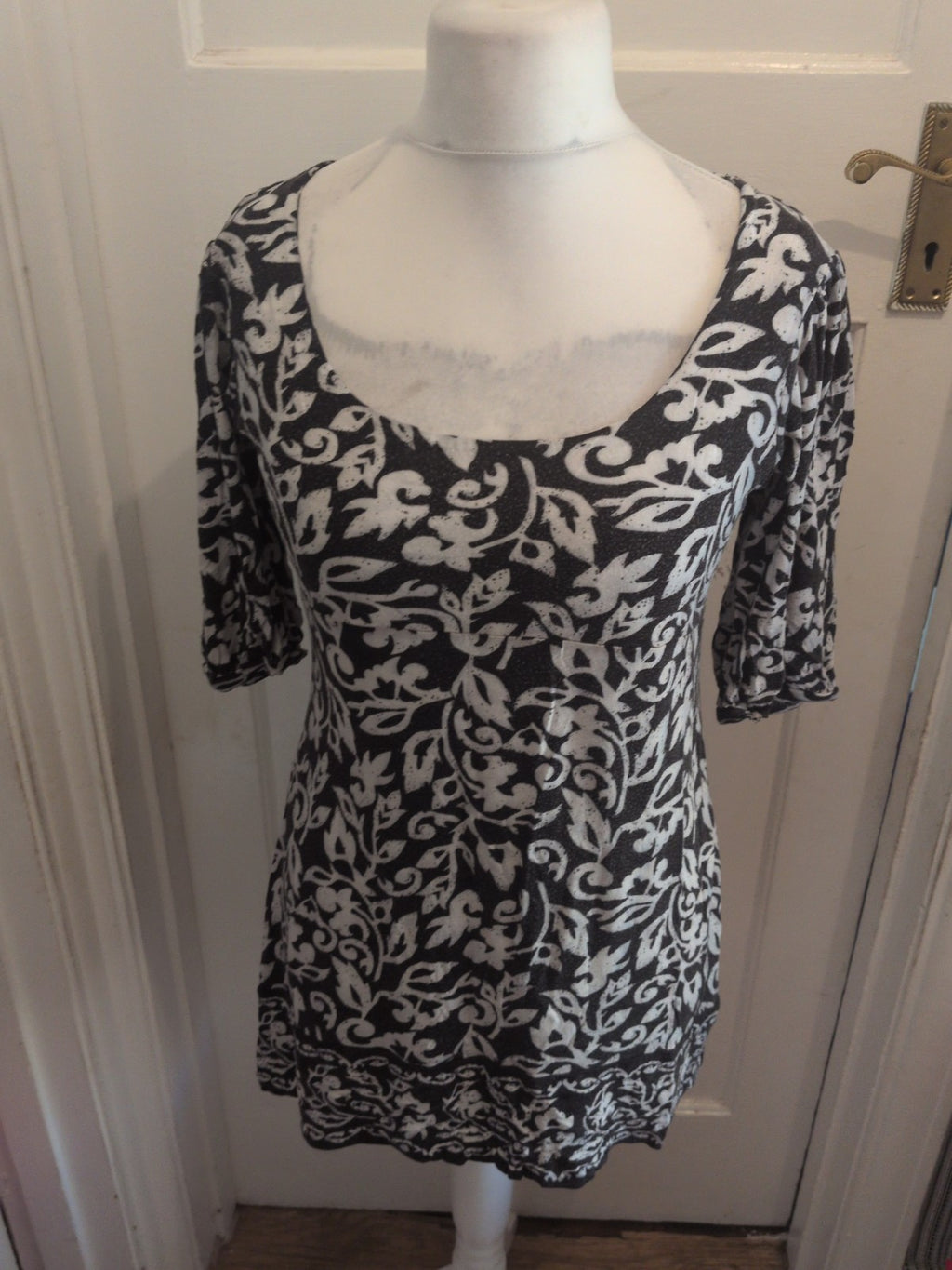 Ladies Red Herring Size 14 Black And White Half Sleeve Blouse Longline