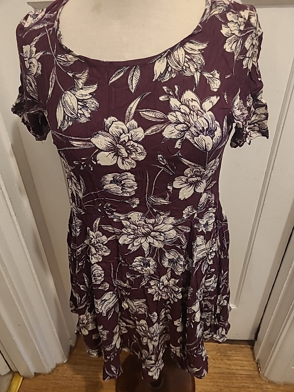Ladies Falmer Size 10 Deep Purple/White Short Sleeved Dress