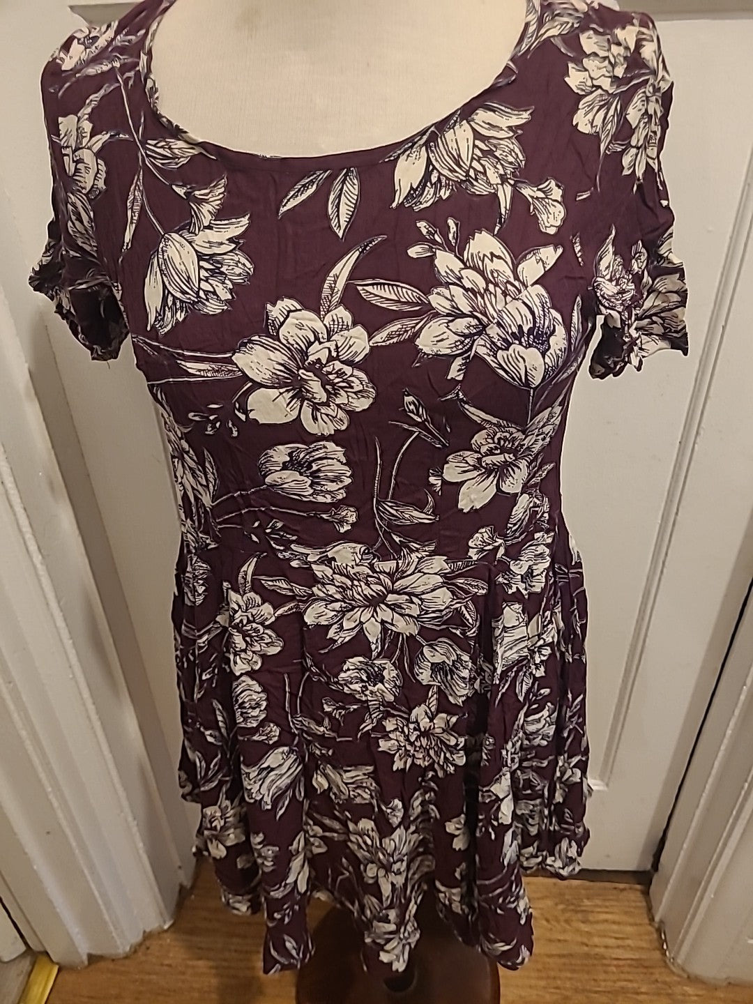 Ladies Falmer Size 10 Deep Purple/White Short Sleeved Dress