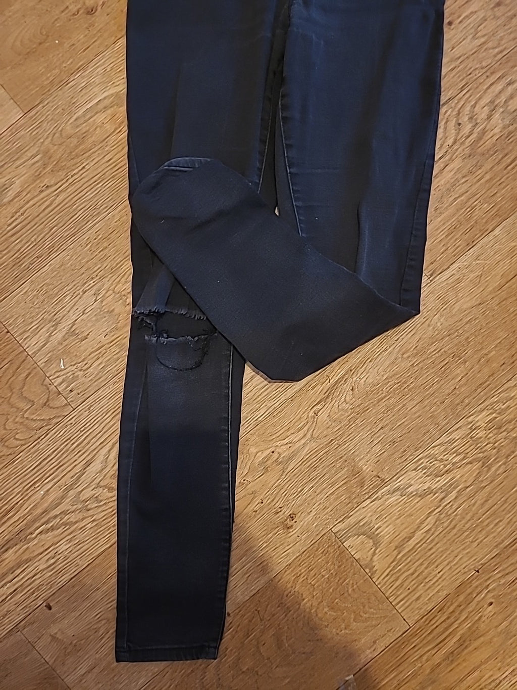 Ladies Denim&Co Size 8 Charcoal Ripped Knee Skinny Jeans