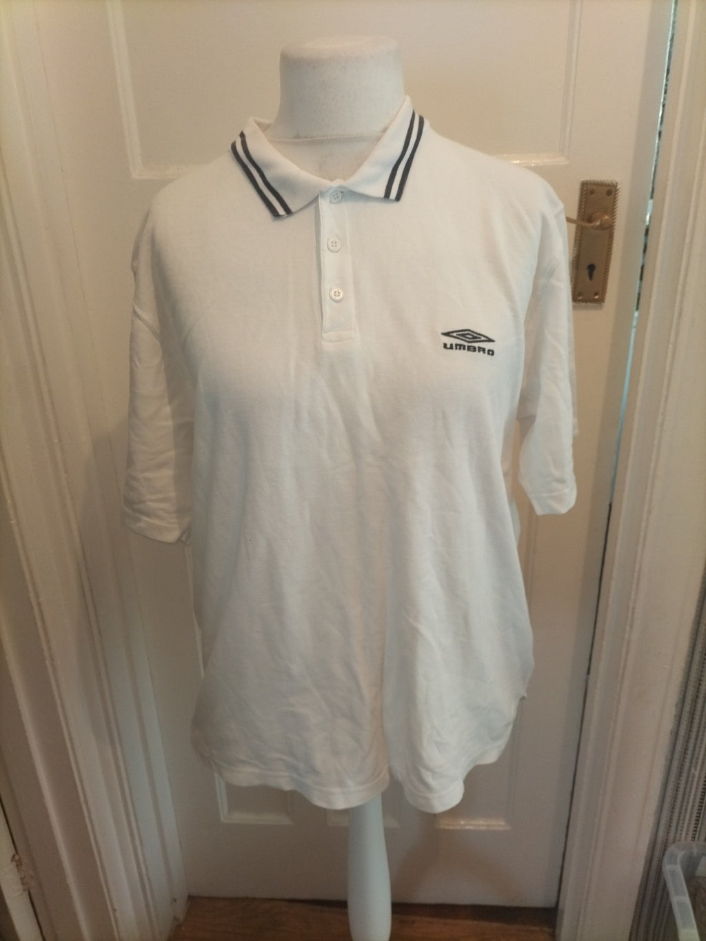 Mens Umbro Size L Ehite With Navy Trim Short Sleeved Polo