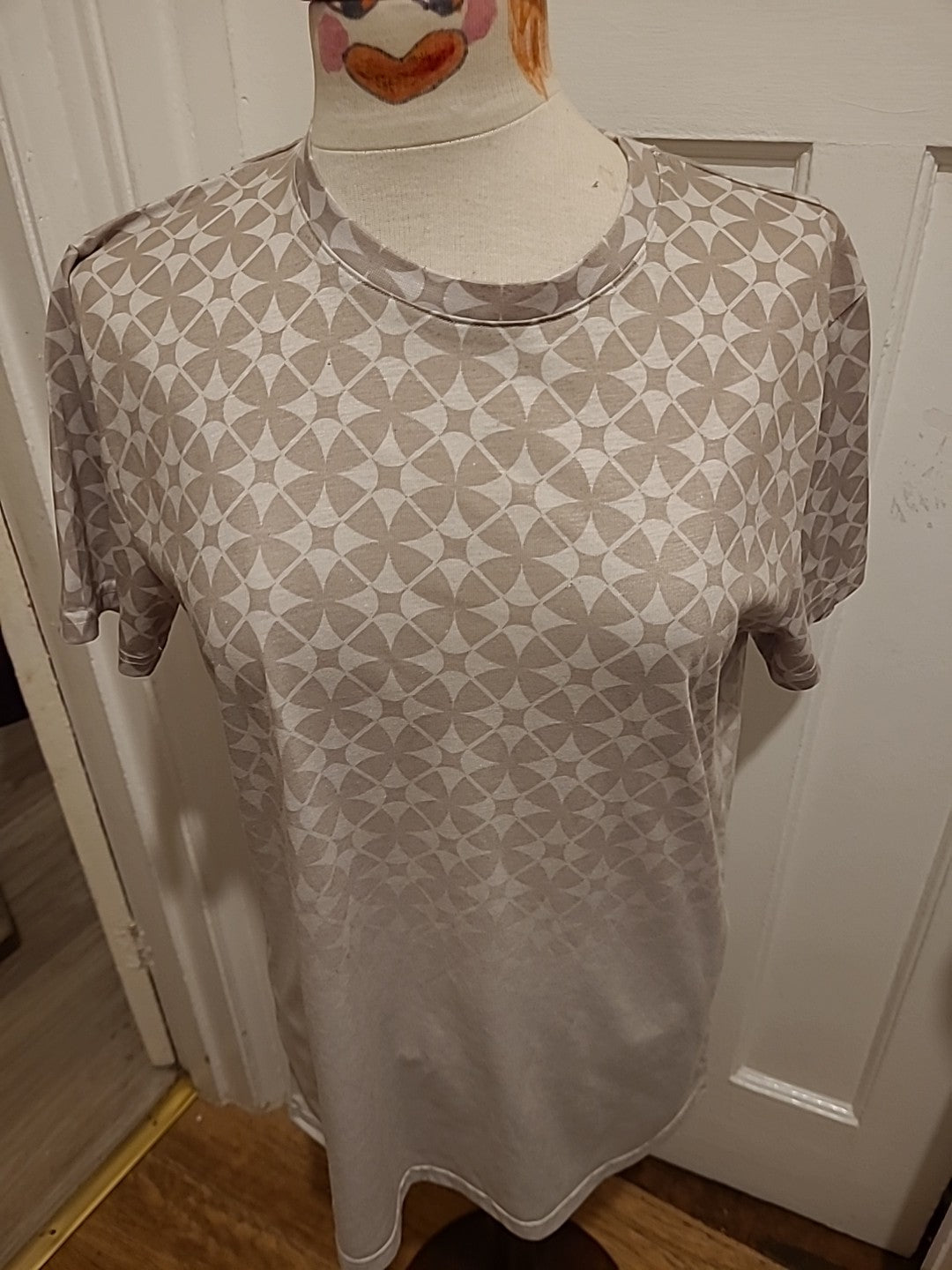 Mens Peacocks Size Medium 2 Tone Beige Short Sleeved Patterned Tshirt