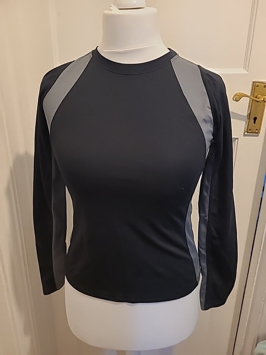 Ladies Mountain Life Size 8 Black And Grey Long Sleeved Tshirt