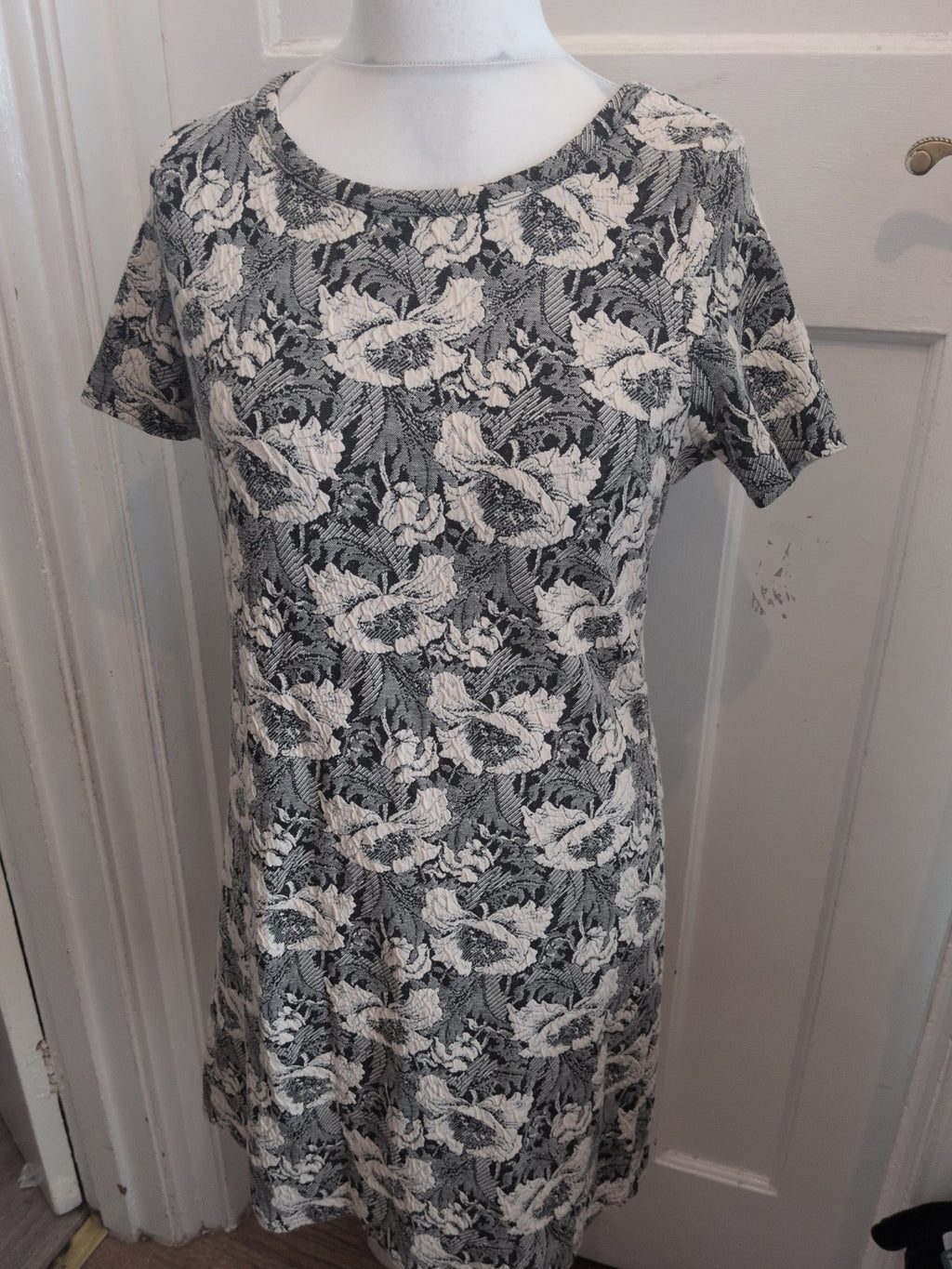 Peacocks 12 White Grey Black Round Neck Short Sleeved Dress