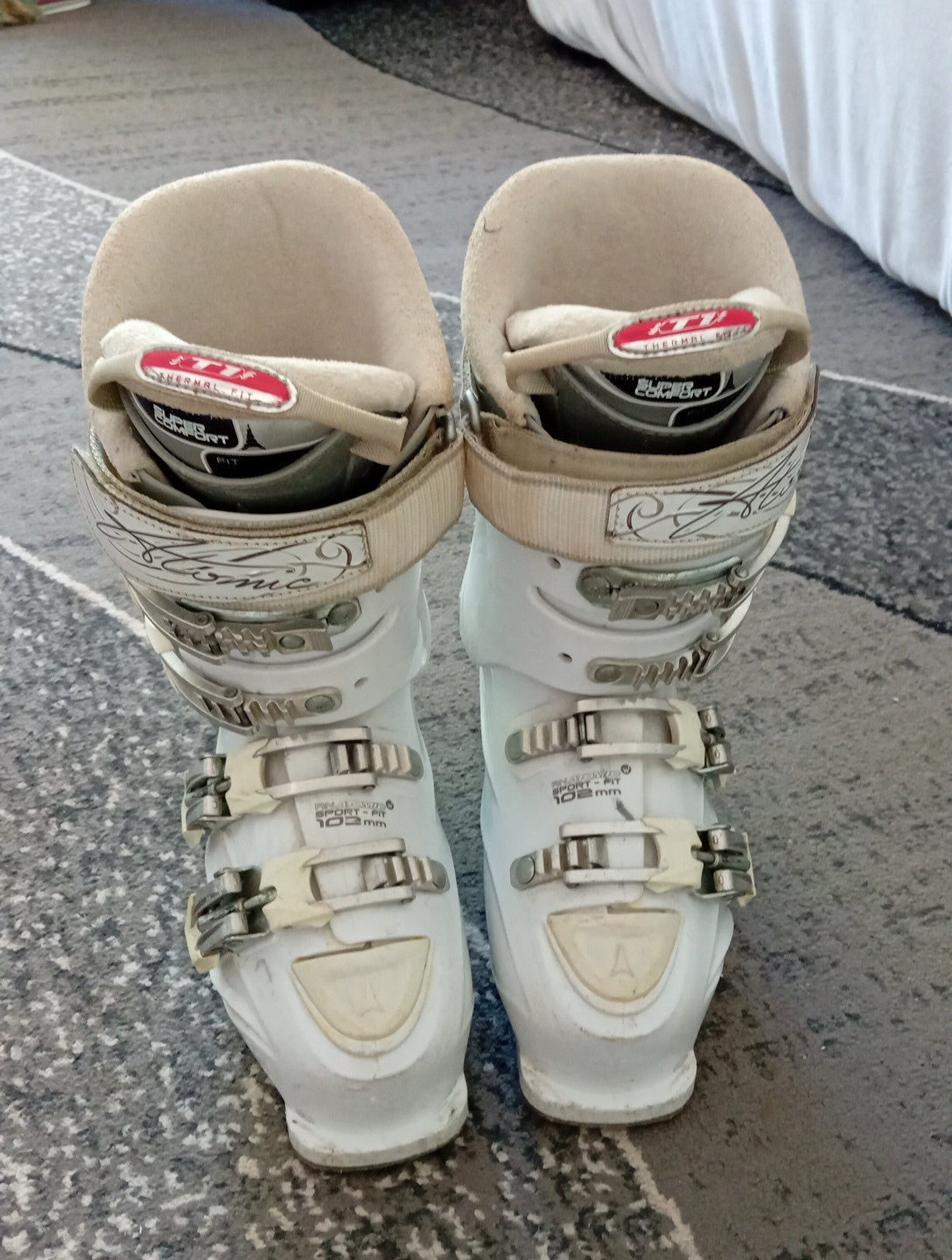 Ladies SKI BOOTS size 3.5/4 Decathion Atomic Sport Fit Thermal Fit Free Delivery