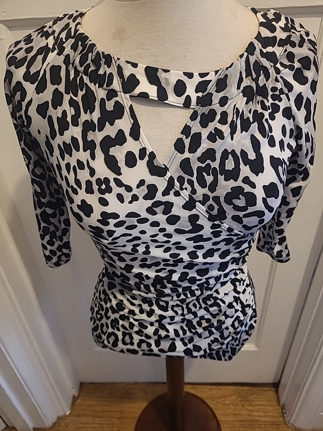 Ladies Cache Size XS Black And White Long Sleeved Blouse