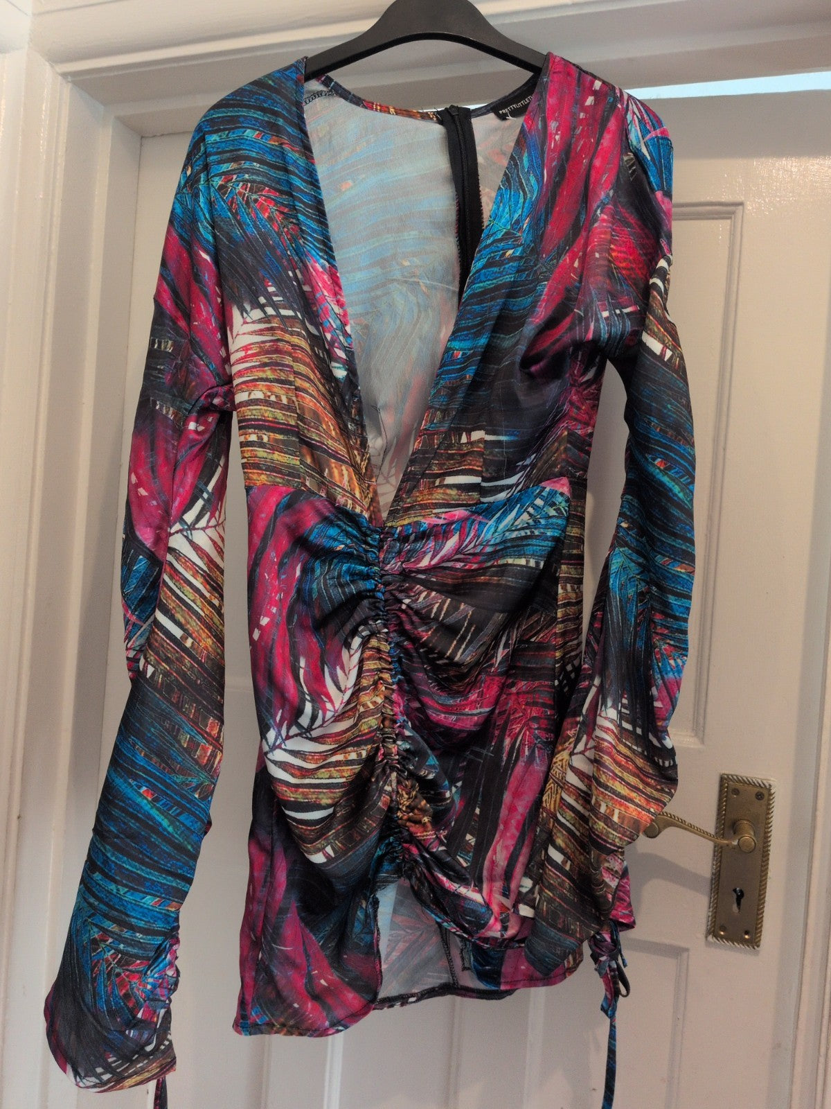 Prettylittlething 8 Multicoloured Low V Neck Ruched Dress long Sleeve