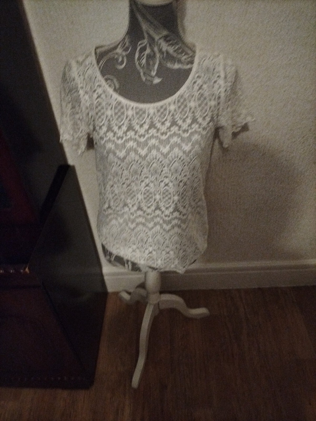 Ladies H+M Size 6 White Short Tshirt