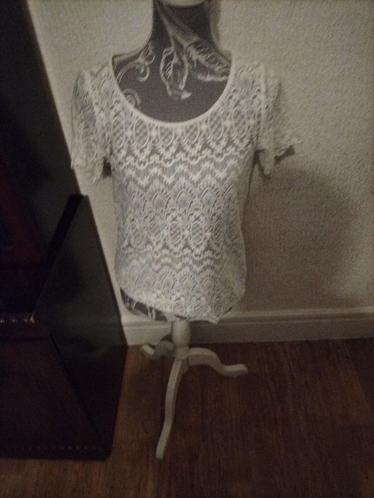 Ladies H+M Size 6 White Short Tshirt