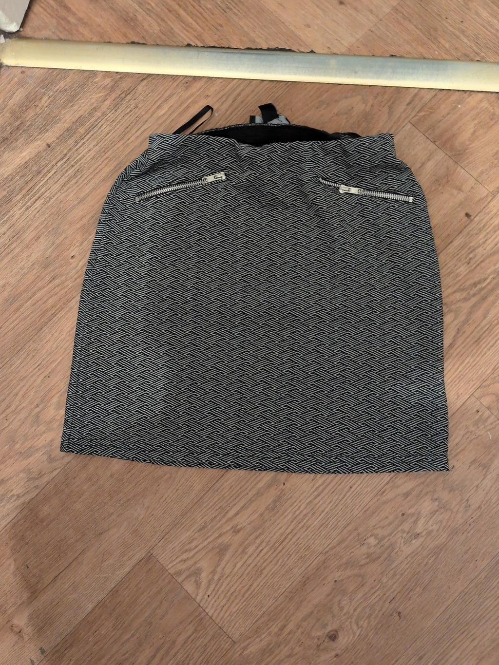 Primark 6 Black And White Elasticated Shirt Mini Skirt