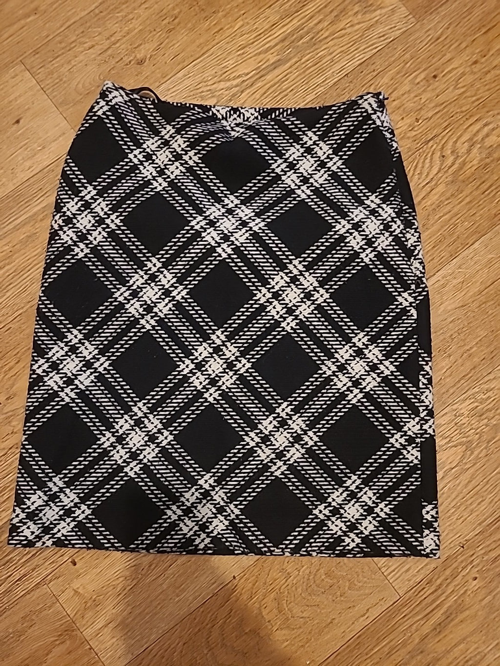 Ladies Isle Size 10 Blaxk And White Thick Lined Skirt Straight