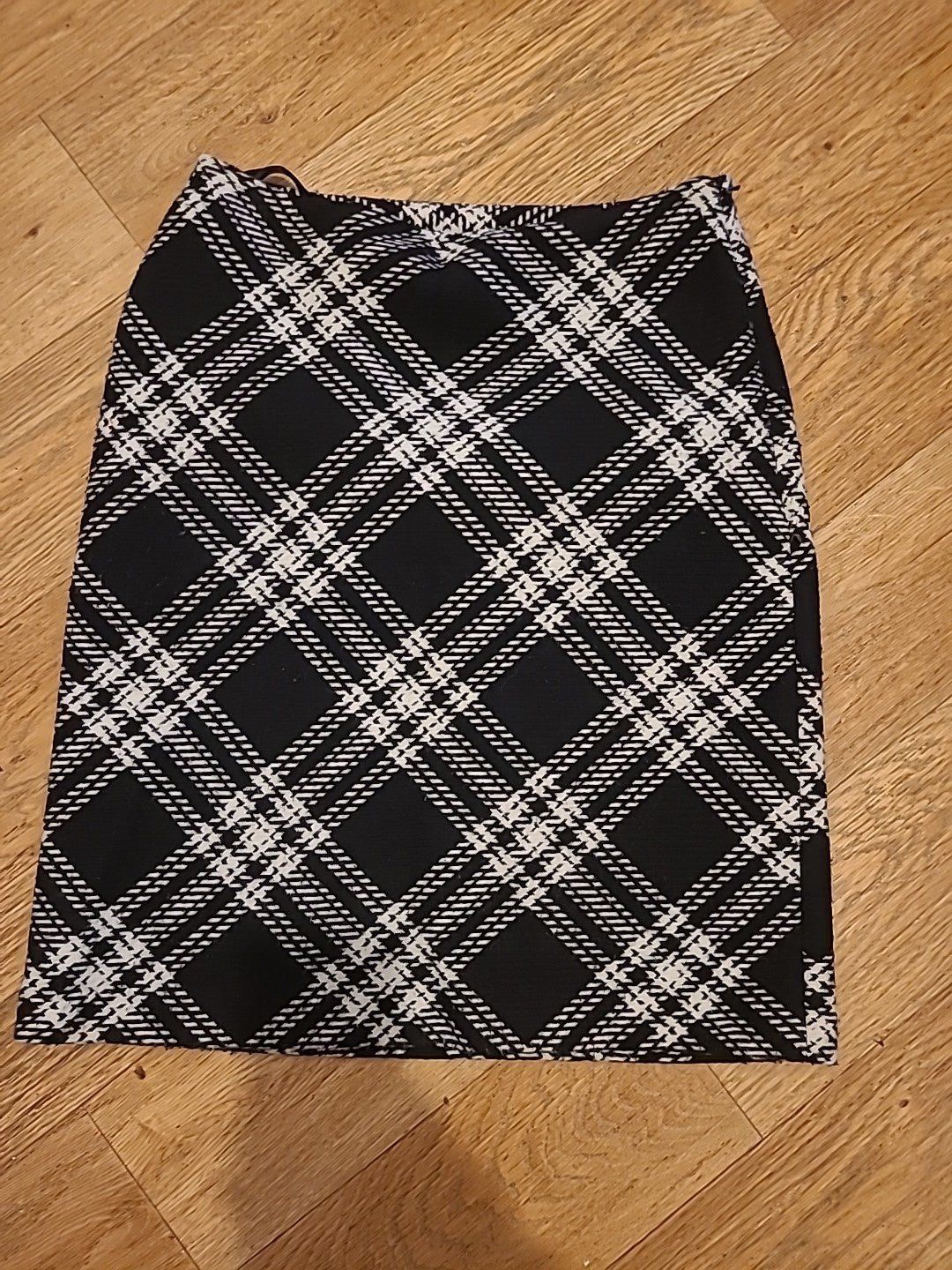 Ladies Isle Size 10 Blaxk And White Thick Lined Skirt Straight