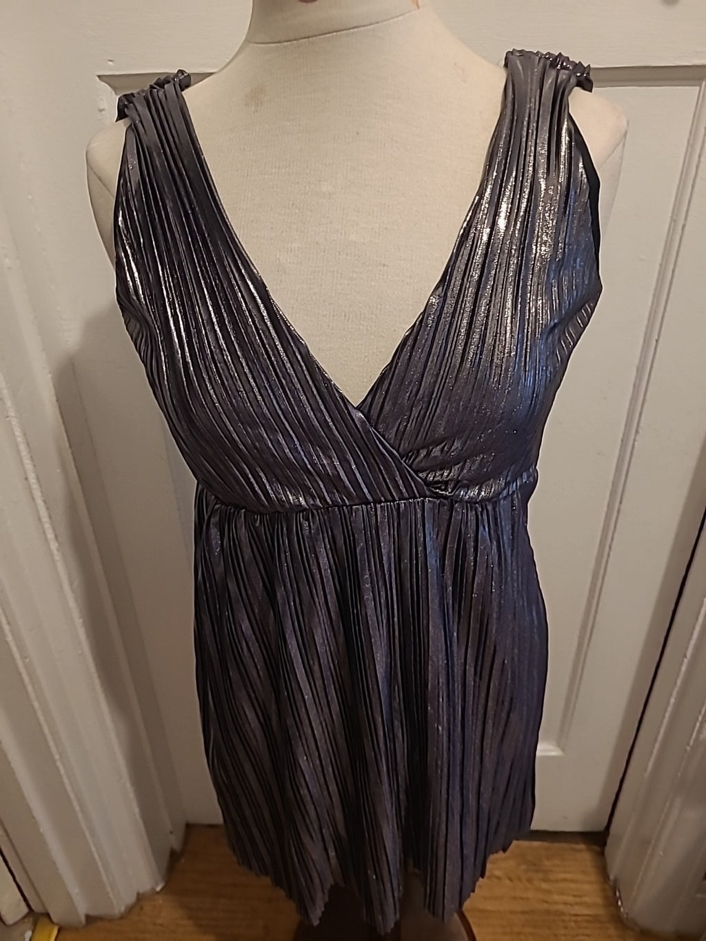 Ladies Oh My Love Size Medium Silver Crinkle Sleeveless Lined Blouse