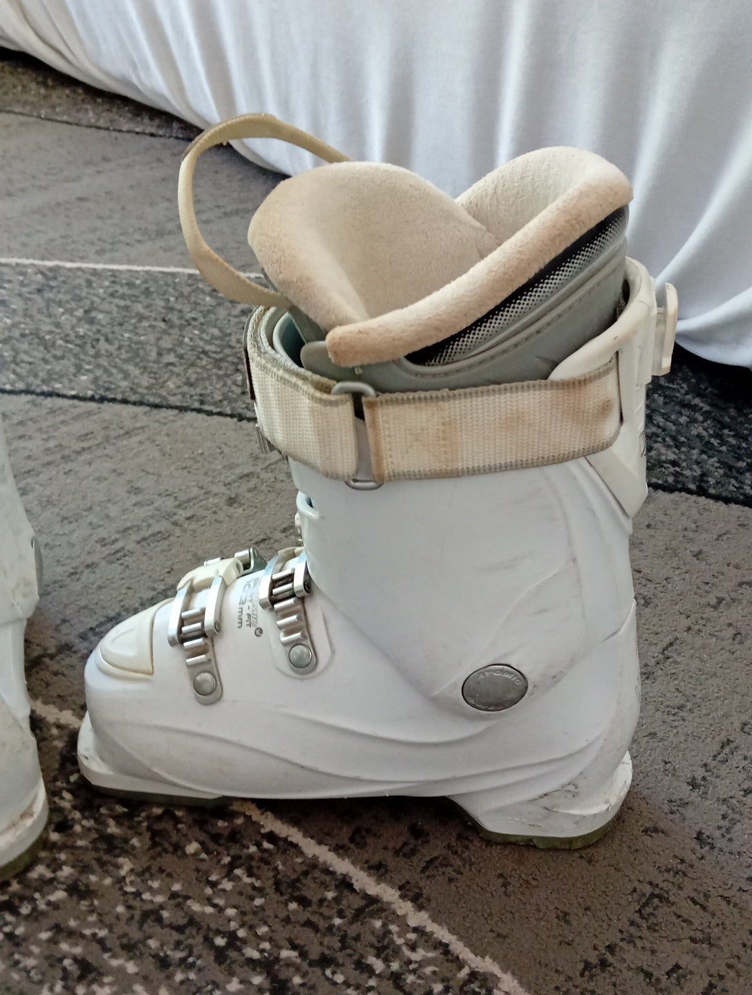 Ladies SKI BOOTS size 3.5/4 Decathion Atomic Sport Fit Thermal Fit Free Delivery