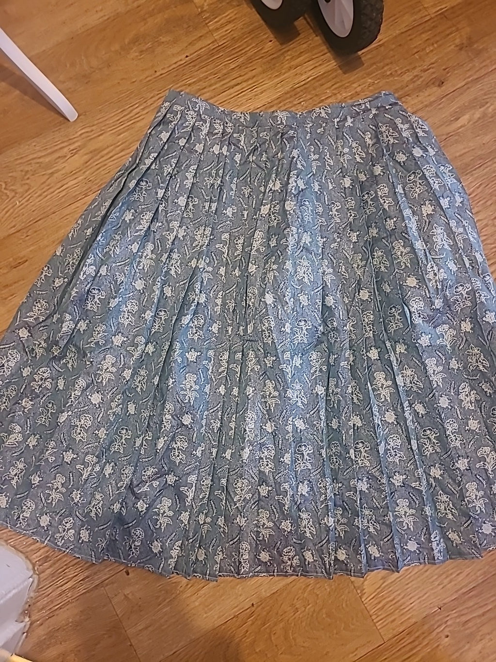 Ladies Size Large Green And White Pleated Skirt Lined