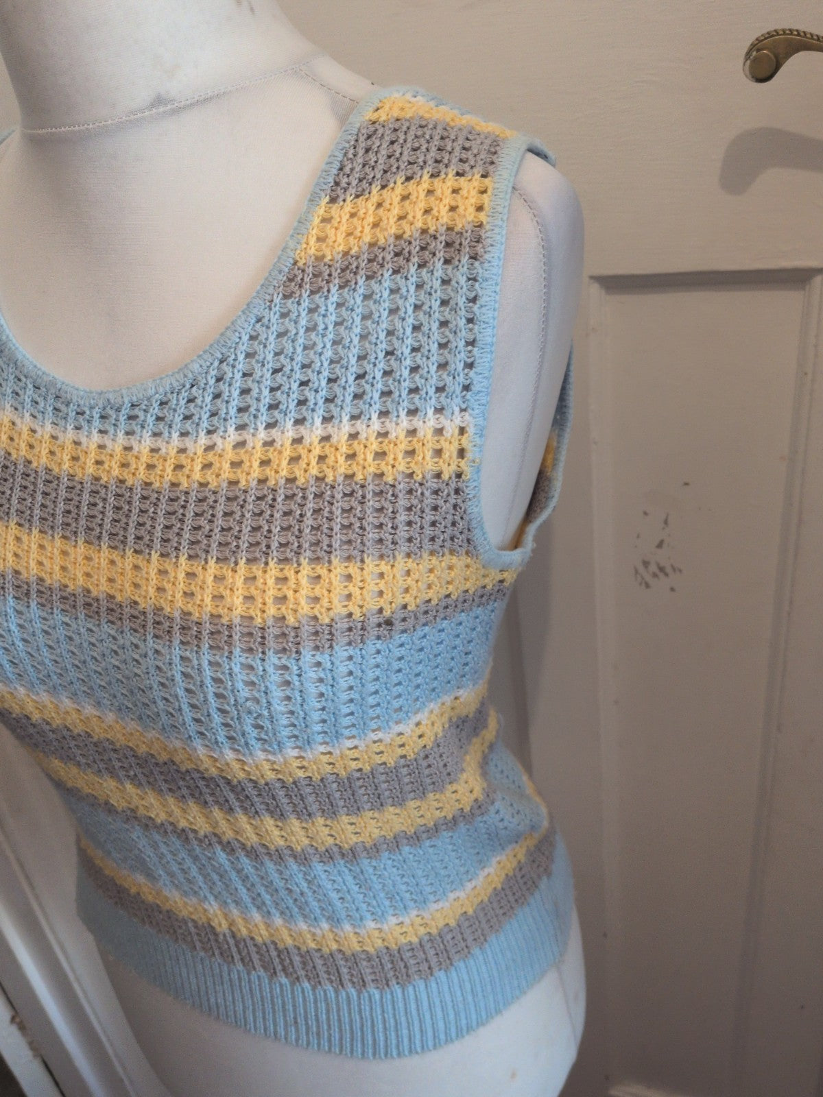 Ladies Size XL Blue And Yellow Knit Sleeveless T-shirt