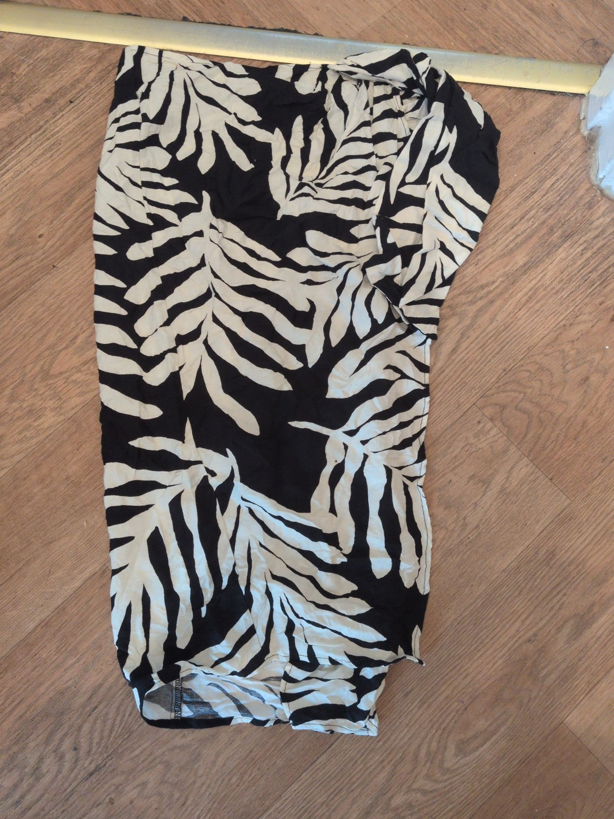 H&M 6 Black And Ivory Wrap Skirt Midi