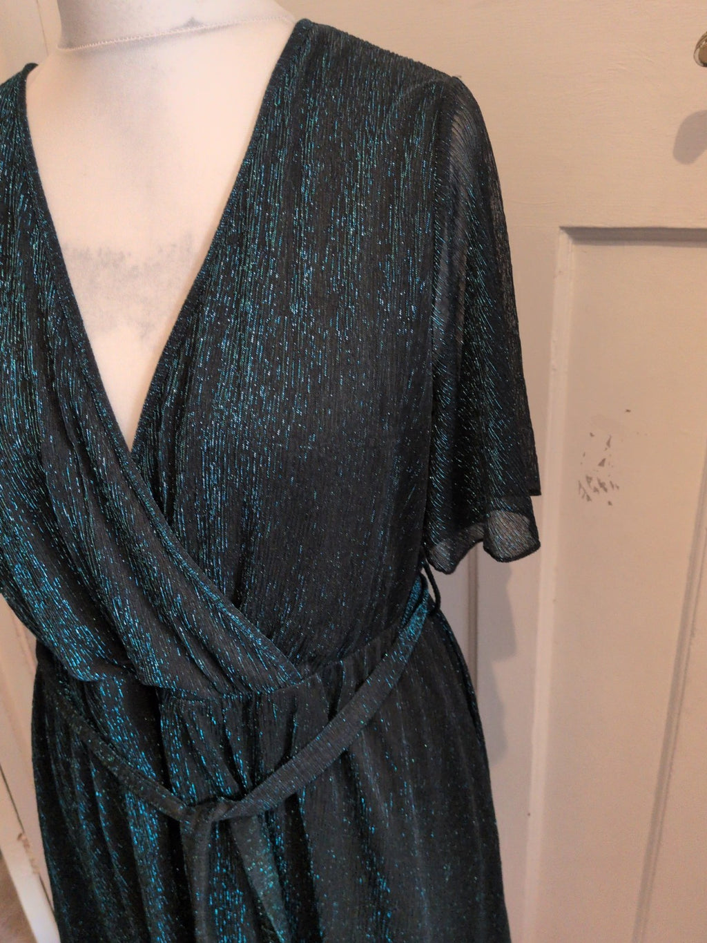 Ladies Shein Size XL Black With Turquoise Shimmer V Neck Knee Length Dress