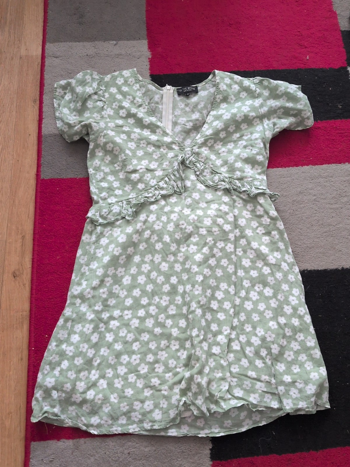 In The Style 10 Pale Green And White Floral Short Sleeve Dress