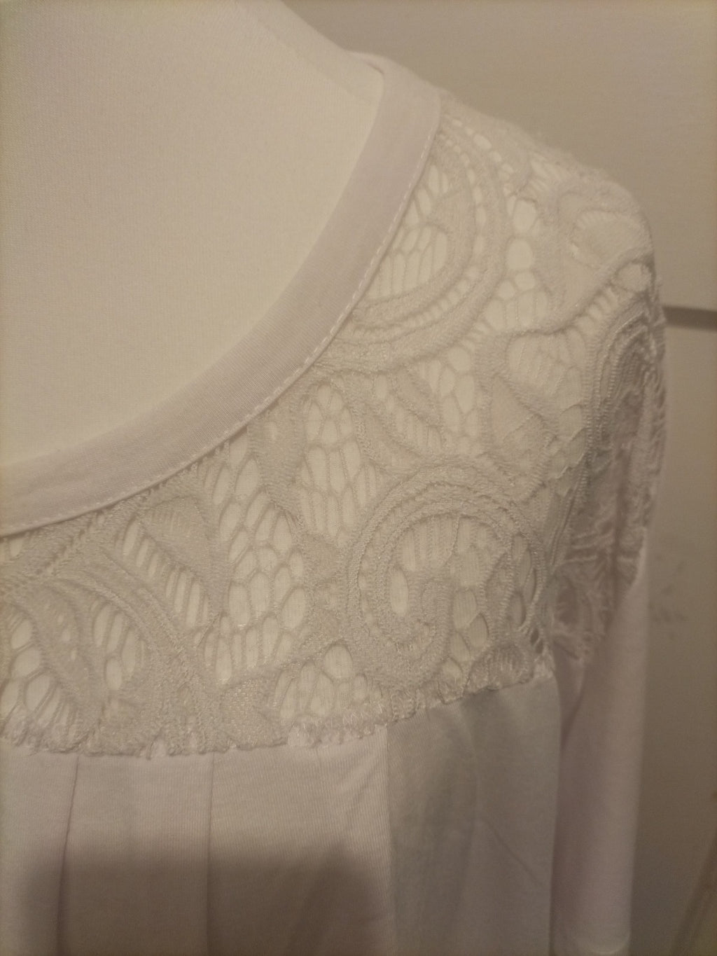 Ladies Size 4XL White Short Sleeved Scoop Neck Tshirt