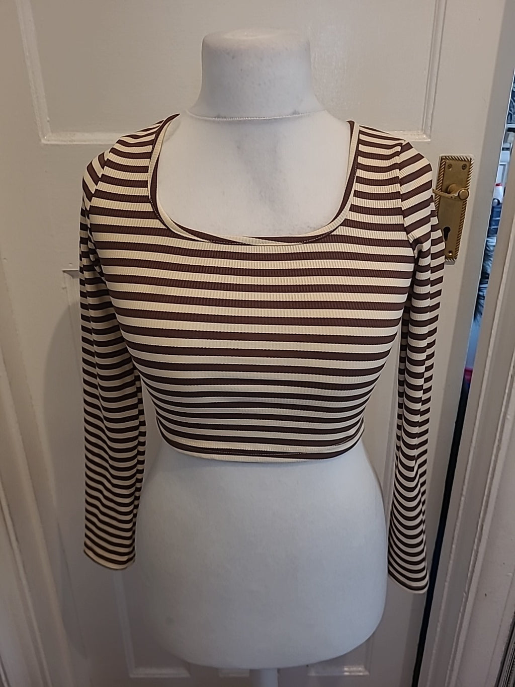 Ladies Size Small Brown And White Cropped Long Sleeved Top