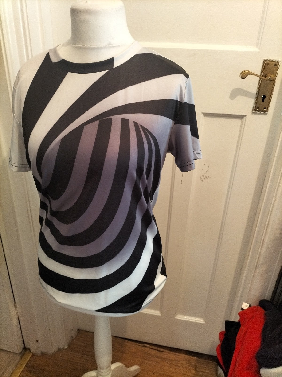Ladies Size M Black/Silver/Grey/Black Short Sleeved T-shirt