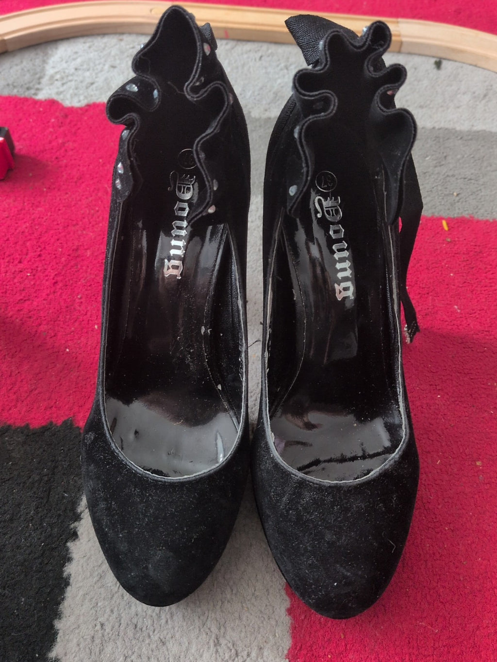 Doung Size EU 37 Black Heels With Diamonte