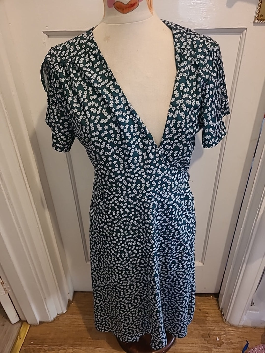 Ladies Salanta Size Large Green And White Floral Wrap Dress