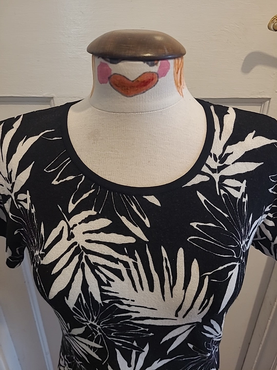 Ladies Roman Size Small Black White Floral Padded Short Sleeved Tshirt